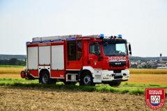 Florian-Moorenweis-40-1-Promo-Feld-mit-Kirche
